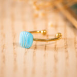 Bague fine Frida bleue – Assuna – Bague réglable d’inspiration vintage – bague bouton ancien 1940