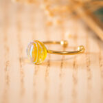 Bague fine Candice jaune – Assuna – Bague réglable d’inspiration vintage – bague bouton ancien 1940