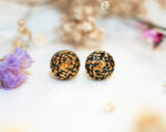 Boucles d'oreilles puces Aliénor doré - boucles d’oreilles à clou en acier chirurgical - boucles réalisées avec un bouton ancien des années 1940 recyclé - puces d'oreilles sans allergie