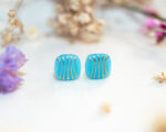 Boucles d’oreilles puces Frida bleue – boucles d’oreilles à clou en acier chirurgical – boucles réalisées avec un bouton ancien des années 1940 recyclé – puces d’oreilles sans allergie