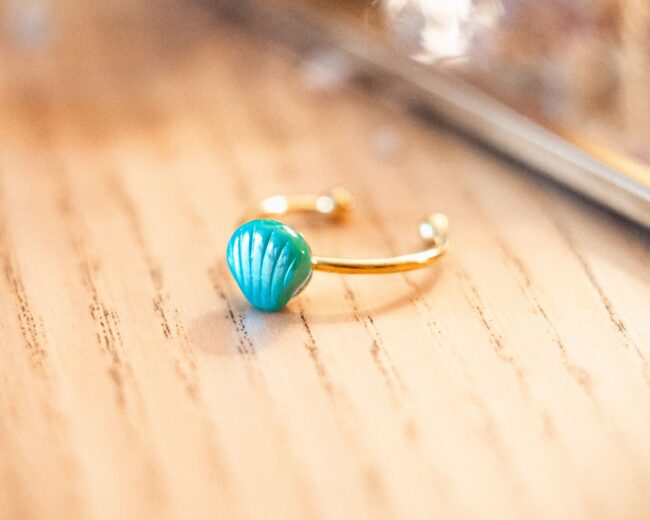 Bague fine Vénus verte dorée - Assuna - Bague réglable en forme coquillage d'inspiration vintage - bague bouton ancien 1940 - bague coquillage
