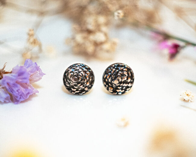 Boucles d'oreilles puces Aliénor argenté - boucles d’oreilles à clou en acier chirurgical - boucles réalisées avec un bouton ancien des années 1940 recyclé - puces d'oreilles sans allergie