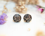 Boucles d’oreilles puces Aliénor argenté – boucles d’oreilles à clou en acier chirurgical – boucles réalisées avec un bouton ancien des années 1940 recyclé – puces d’oreilles sans allergie
