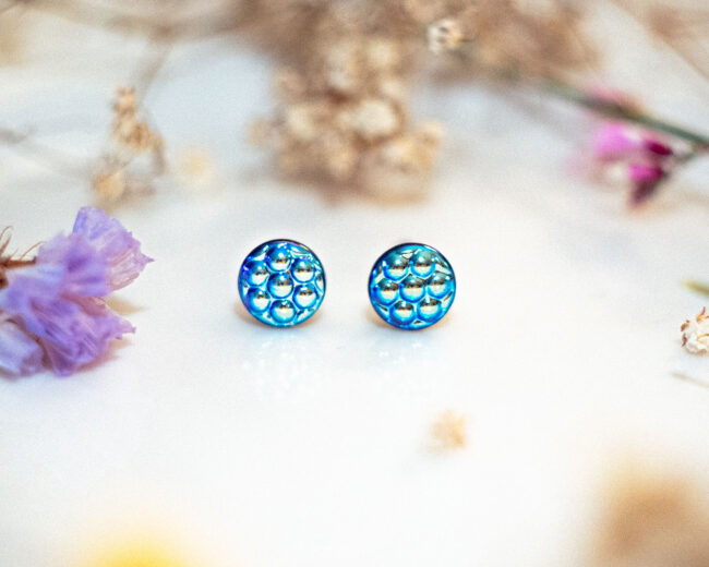 Boucles d'oreilles puces Darlene - boucles d’oreilles à clou en acier chirurgical - boucles réalisées avec un bouton ancien des années 1940 recyclé - puces d'oreilles sans allergie - boucles ocres - boucles bleues - boucles d'oreilles cobalt - boucles vintage - boucles d'oreilles rétro