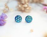 Boucles d'oreilles puces Darlene - boucles d’oreilles à clou en acier chirurgical - boucles réalisées avec un bouton ancien des années 1940 recyclé - puces d'oreilles sans allergie - boucles ocres - boucles bleues - boucles d'oreilles cobalt - boucles vintage - boucles d'oreilles rétro
