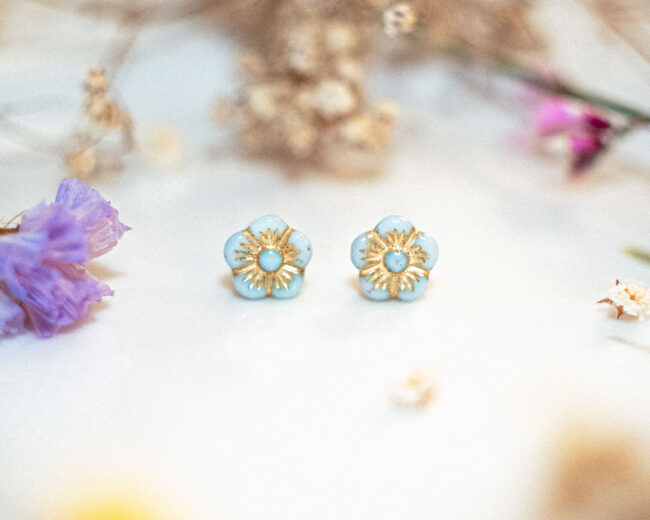 Boucles d'oreilles puces Eglantine - boucles d’oreilles à clou en acier chirurgical - boucles réalisées avec un bouton ancien des années 1940 recyclé - puces d'oreilles sans allergie - boucles fleurs - boucles bleues - boucles d'oreilles fleurs - boucles vintage - boucles d'oreilles rétro