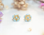 Boucles d'oreilles puces Eglantine - boucles d’oreilles à clou en acier chirurgical - boucles réalisées avec un bouton ancien des années 1940 recyclé - puces d'oreilles sans allergie - boucles fleurs - boucles bleues - boucles d'oreilles fleurs - boucles vintage - boucles d'oreilles rétro