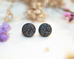 Boucles d'oreilles puces Esmée argenté - boucles d’oreilles à clou en acier chirurgical - boucles réalisées avec un bouton ancien des années 1940 recyclé - puces d'oreilles sans allergie - boucles argentées - boucles d'oreilles argenté - boucles rétro - boucles d'oreilles vintage