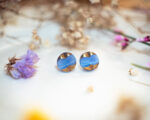 Boucles d’oreilles puces Ingrid violine – boucles d’oreilles à clou en acier chirurgical – boucles réalisées avec un bouton ancien des années 1940 recyclé – puces d’oreilles sans allergie – boucles violine – boucles d’oreilles violine – boucles vintage – boucles d’oreilles rétro