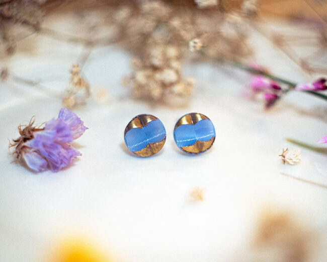 Boucles d'oreilles puces Ingrid violine - boucles d’oreilles à clou en acier chirurgical - boucles réalisées avec un bouton ancien des années 1940 recyclé - puces d'oreilles sans allergie - boucles violine - boucles d'oreilles violine - boucles vintage - boucles d'oreilles rétro
