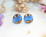 Boucles d'oreilles puces Ingrid violine - boucles d’oreilles à clou en acier chirurgical - boucles réalisées avec un bouton ancien des années 1940 recyclé - puces d'oreilles sans allergie - boucles violine - boucles d'oreilles violine - boucles vintage - boucles d'oreilles rétro