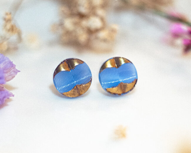 Boucles d'oreilles puces Ingrid violine - boucles d’oreilles à clou en acier chirurgical - boucles réalisées avec un bouton ancien des années 1940 recyclé - puces d'oreilles sans allergie - boucles violine - boucles d'oreilles violine - boucles vintage - boucles d'oreilles rétro