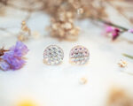 Boucles d’oreilles puces Kateline – boucles d’oreilles à clou en acier chirurgical – boucles réalisées avec un bouton ancien des années 1940 recyclé – puces d’oreilles sans allergie – boucles transparentes – boucles d’oreilles transparentes – boucles vintage – boucles d’oreilles rétro