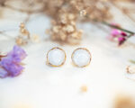 Boucles d’oreilles puces Lucie – boucles d’oreilles à clou en acier chirurgical – boucles réalisées avec un bouton ancien des années 1940 recyclé – puces d’oreilles sans allergie – boucles blanches – boucles d’oreilles blanches – boucles vintage – boucles d’oreilles rétro