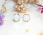 Boucles d’oreilles puces Lucie – boucles d’oreilles à clou en acier chirurgical – boucles réalisées avec un bouton ancien des années 1940 recyclé – puces d’oreilles sans allergie – boucles blanches – boucles d’oreilles blanches – boucles vintage – boucles d’oreilles rétro