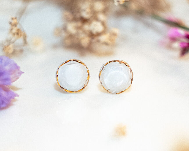 Boucles d'oreilles puces Lucie - boucles d’oreilles à clou en acier chirurgical - boucles réalisées avec un bouton ancien des années 1940 recyclé - puces d'oreilles sans allergie - boucles blanches - boucles d'oreilles blanches - boucles vintage - boucles d'oreilles rétro