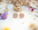 Boucles d’oreilles puces Petra ocre – boucles d’oreilles à clou en acier chirurgical – boucles réalisées avec un bouton ancien des années 1940 recyclé – puces d’oreilles sans allergie – boucles ocres – boucles marron – boucles d’oreilles ocres – boucles vintage – boucles d’oreilles rétro