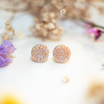 Boucles d'oreilles puces Petra ocre - boucles d’oreilles à clou en acier chirurgical - boucles réalisées avec un bouton ancien des années 1940 recyclé - puces d'oreilles sans allergie - boucles ocres - boucles marron - boucles d'oreilles ocres - boucles vintage - boucles d'oreilles rétro