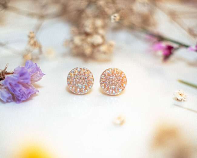 Boucles d'oreilles puces Petra ocre - boucles d’oreilles à clou en acier chirurgical - boucles réalisées avec un bouton ancien des années 1940 recyclé - puces d'oreilles sans allergie - boucles ocres - boucles marron - boucles d'oreilles ocres - boucles vintage - boucles d'oreilles rétro