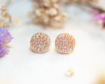 Boucles d’oreilles puces Petra ocre – boucles d’oreilles à clou en acier chirurgical – boucles réalisées avec un bouton ancien des années 1940 recyclé – puces d’oreilles sans allergie – boucles ocres – boucles marron – boucles d’oreilles ocres – boucles vintage – boucles d’oreilles rétro