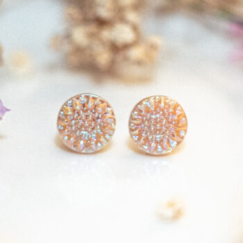 Boucles d'oreilles puces Petra ocre - boucles d’oreilles à clou en acier chirurgical - boucles réalisées avec un bouton ancien des années 1940 recyclé - puces d'oreilles sans allergie - boucles ocres - boucles marron - boucles d'oreilles ocres - boucles vintage - boucles d'oreilles rétro