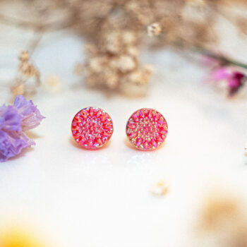 Boucles d'oreilles puces Petra rouge - boucles d’oreilles à clou en acier chirurgical - boucles réalisées avec un bouton ancien des années 1940 recyclé - puces d'oreilles sans allergie - boucles rouges - boucles d'oreilles rouges - boucles vintage - boucles d'oreilles rétro