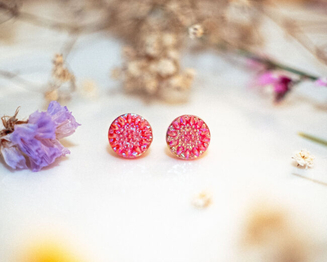 Boucles d'oreilles puces Petra rouge - boucles d’oreilles à clou en acier chirurgical - boucles réalisées avec un bouton ancien des années 1940 recyclé - puces d'oreilles sans allergie - boucles rouges - boucles d'oreilles rouges - boucles vintage - boucles d'oreilles rétro