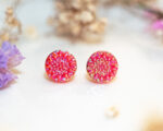 Boucles d'oreilles puces Petra rouge - boucles d’oreilles à clou en acier chirurgical - boucles réalisées avec un bouton ancien des années 1940 recyclé - puces d'oreilles sans allergie - boucles rouges - boucles d'oreilles rouges - boucles vintage - boucles d'oreilles rétro