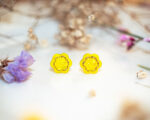 Boucles d’oreilles puces Zélie jaune – boucles d’oreilles à clou en acier chirurgical – boucles réalisées avec un bouton ancien des années 1940 recyclé – puces d’oreilles sans allergie – boucles jaunes – boucles d’oreilles jaune – boucles vintage – boucles d’oreilles rétro