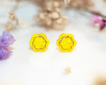 Boucles d'oreilles puces Zélie jaune - boucles d’oreilles à clou en acier chirurgical - boucles réalisées avec un bouton ancien des années 1940 recyclé - puces d'oreilles sans allergie - boucles jaunes - boucles d'oreilles jaune - boucles vintage - boucles d'oreilles rétro