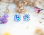 Boucles d’oreilles puces Candice bleu azur – boucles d’oreilles à clou en acier chirurgical – boucles réalisées avec un bouton ancien des années 1940 recyclé – puces d’oreilles sans allergie – boucles bleues – boucles d’oreilles bleues – boucles vintage – boucles d’oreilles rétro – boucles d’oreilles légères – boucles rétro chic