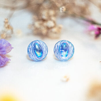 Boucles d'oreilles puces Candice bleu azur - boucles d’oreilles à clou en acier chirurgical - boucles réalisées avec un bouton ancien des années 1940 recyclé - puces d'oreilles sans allergie - boucles bleues - boucles d'oreilles bleues - boucles vintage - boucles d'oreilles rétro - boucles d'oreilles légères - boucles rétro chic