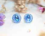 Boucles d’oreilles puces Candice bleu azur – boucles d’oreilles à clou en acier chirurgical – boucles réalisées avec un bouton ancien des années 1940 recyclé – puces d’oreilles sans allergie – boucles bleues – boucles d’oreilles bleues – boucles vintage – boucles d’oreilles rétro – boucles d’oreilles légères – boucles rétro chic