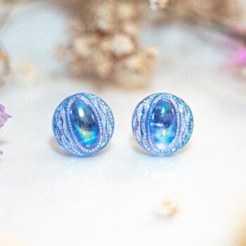 Boucles d'oreilles puces Candice bleu azur - boucles d’oreilles à clou en acier chirurgical - boucles réalisées avec un bouton ancien des années 1940 recyclé - puces d'oreilles sans allergie - boucles bleues - boucles d'oreilles bleues - boucles vintage - boucles d'oreilles rétro - boucles d'oreilles légères - boucles rétro chic