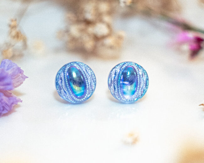 Boucles d'oreilles puces Candice bleu azur - boucles d’oreilles à clou en acier chirurgical - boucles réalisées avec un bouton ancien des années 1940 recyclé - puces d'oreilles sans allergie - boucles bleues - boucles d'oreilles bleues - boucles vintage - boucles d'oreilles rétro - boucles d'oreilles légères - boucles rétro chic