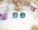 Boucles d’oreilles puces Darlene – boucles d’oreilles à clou en acier chirurgical – boucles réalisées avec un bouton ancien des années 1940 recyclé – puces d’oreilles sans allergie – boucles ocres – boucles bleues – boucles d’oreilles cobalt – boucles vintage – boucles d’oreilles rétro