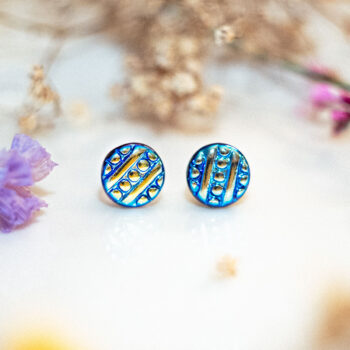 Boucles d'oreilles puces Darlene - boucles d’oreilles à clou en acier chirurgical - boucles réalisées avec un bouton ancien des années 1940 recyclé - puces d'oreilles sans allergie - boucles ocres - boucles bleues - boucles d'oreilles cobalt - boucles vintage - boucles d'oreilles rétro