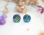 Boucles d'oreilles puces Darlene - boucles d’oreilles à clou en acier chirurgical - boucles réalisées avec un bouton ancien des années 1940 recyclé - puces d'oreilles sans allergie - boucles ocres - boucles bleues - boucles d'oreilles cobalt - boucles vintage - boucles d'oreilles rétro