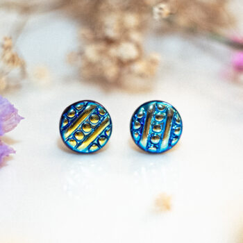 Boucles d'oreilles puces Darlene - boucles d’oreilles à clou en acier chirurgical - boucles réalisées avec un bouton ancien des années 1940 recyclé - puces d'oreilles sans allergie - boucles ocres - boucles bleues - boucles d'oreilles cobalt - boucles vintage - boucles d'oreilles rétro