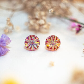 Boucles d'oreilles puces Josette rouge - boucles d’oreilles à clou en acier chirurgical - boucles réalisées avec un bouton ancien des années 1940 recyclé - puces d'oreilles sans allergie - boucles rouges - boucles d'oreilles rouges - boucles vintage - boucles d'oreilles rétro - boucles glamour - boucles rétro chic