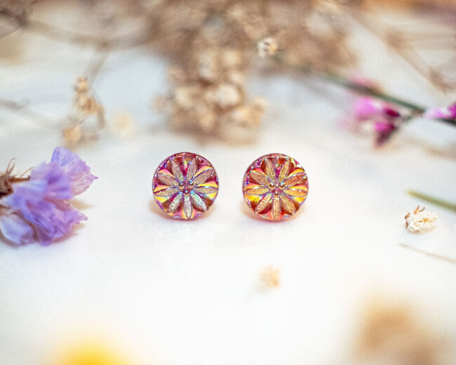 Boucles d'oreilles puces Josette rouge - boucles d’oreilles à clou en acier chirurgical - boucles réalisées avec un bouton ancien des années 1940 recyclé - puces d'oreilles sans allergie - boucles rouges - boucles d'oreilles rouges - boucles vintage - boucles d'oreilles rétro - boucles glamour - boucles rétro chic