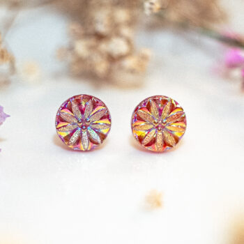 Boucles d'oreilles puces Josette rouge - boucles d’oreilles à clou en acier chirurgical - boucles réalisées avec un bouton ancien des années 1940 recyclé - puces d'oreilles sans allergie - boucles rouges - boucles d'oreilles rouges - boucles vintage - boucles d'oreilles rétro - boucles glamour - boucles rétro chic