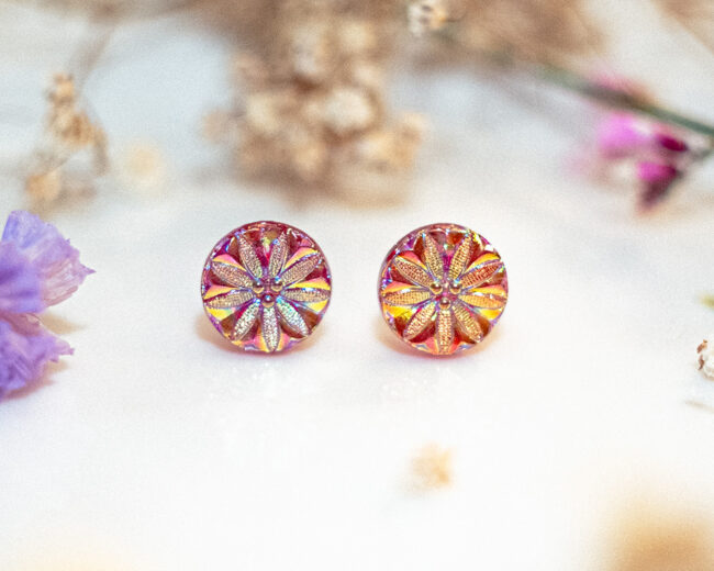 Boucles d'oreilles puces Josette rouge - boucles d’oreilles à clou en acier chirurgical - boucles réalisées avec un bouton ancien des années 1940 recyclé - puces d'oreilles sans allergie - boucles rouges - boucles d'oreilles rouges - boucles vintage - boucles d'oreilles rétro - boucles glamour - boucles rétro chic