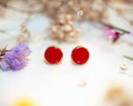 Boucles d’oreilles puces Rita rouge – boucles d’oreilles à clou en acier chirurgical – boucles réalisées avec un bouton ancien des années 1940 recyclé – puces d’oreilles sans allergie – boucles rouges – boucles d’oreilles rouges – boucles vintage – boucles d’oreilles rétro – boucles glamour – boucles rétro chic