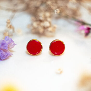 Boucles d'oreilles puces Rita rouge - boucles d’oreilles à clou en acier chirurgical - boucles réalisées avec un bouton ancien des années 1940 recyclé - puces d'oreilles sans allergie - boucles rouges - boucles d'oreilles rouges - boucles vintage - boucles d'oreilles rétro - boucles glamour - boucles rétro chic