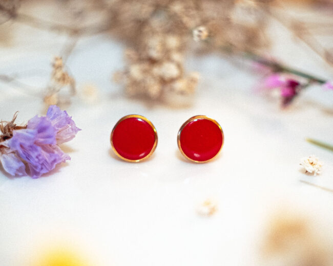Boucles d'oreilles puces Rita rouge - boucles d’oreilles à clou en acier chirurgical - boucles réalisées avec un bouton ancien des années 1940 recyclé - puces d'oreilles sans allergie - boucles rouges - boucles d'oreilles rouges - boucles vintage - boucles d'oreilles rétro - boucles glamour - boucles rétro chic