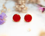 Boucles d'oreilles puces Rita rouge - boucles d’oreilles à clou en acier chirurgical - boucles réalisées avec un bouton ancien des années 1940 recyclé - puces d'oreilles sans allergie - boucles rouges - boucles d'oreilles rouges - boucles vintage - boucles d'oreilles rétro - boucles glamour - boucles rétro chic