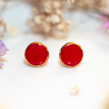 Boucles d'oreilles puces Rita rouge - boucles d’oreilles à clou en acier chirurgical - boucles réalisées avec un bouton ancien des années 1940 recyclé - puces d'oreilles sans allergie - boucles rouges - boucles d'oreilles rouges - boucles vintage - boucles d'oreilles rétro - boucles glamour - boucles rétro chic