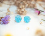 Boucles d’oreilles puces Tilda – boucles d’oreilles à clou en acier chirurgical – boucles réalisées avec un bouton ancien des années 1940 recyclé – puces d’oreilles sans allergie – boucles bleues – boucles d’oreilles bleues – boucles vintage – boucles d’oreilles rétro – boucles d’oreilles légères – boucles rétro chic