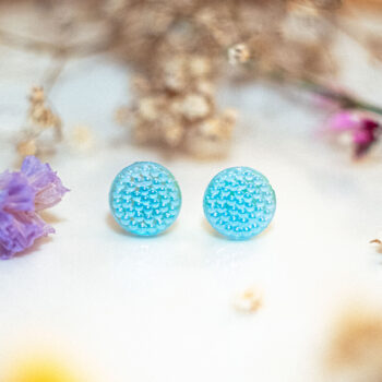 Boucles d'oreilles puces Tilda - boucles d’oreilles à clou en acier chirurgical - boucles réalisées avec un bouton ancien des années 1940 recyclé - puces d'oreilles sans allergie - boucles bleues - boucles d'oreilles bleues - boucles vintage - boucles d'oreilles rétro - boucles d'oreilles légères - boucles rétro chic
